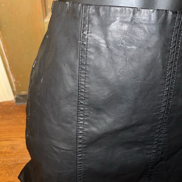 ⭐️Free People Modern Femme Black Vegan Leather Mini Skirt Size 2 FINAL PRICE - Picture 10 of 16